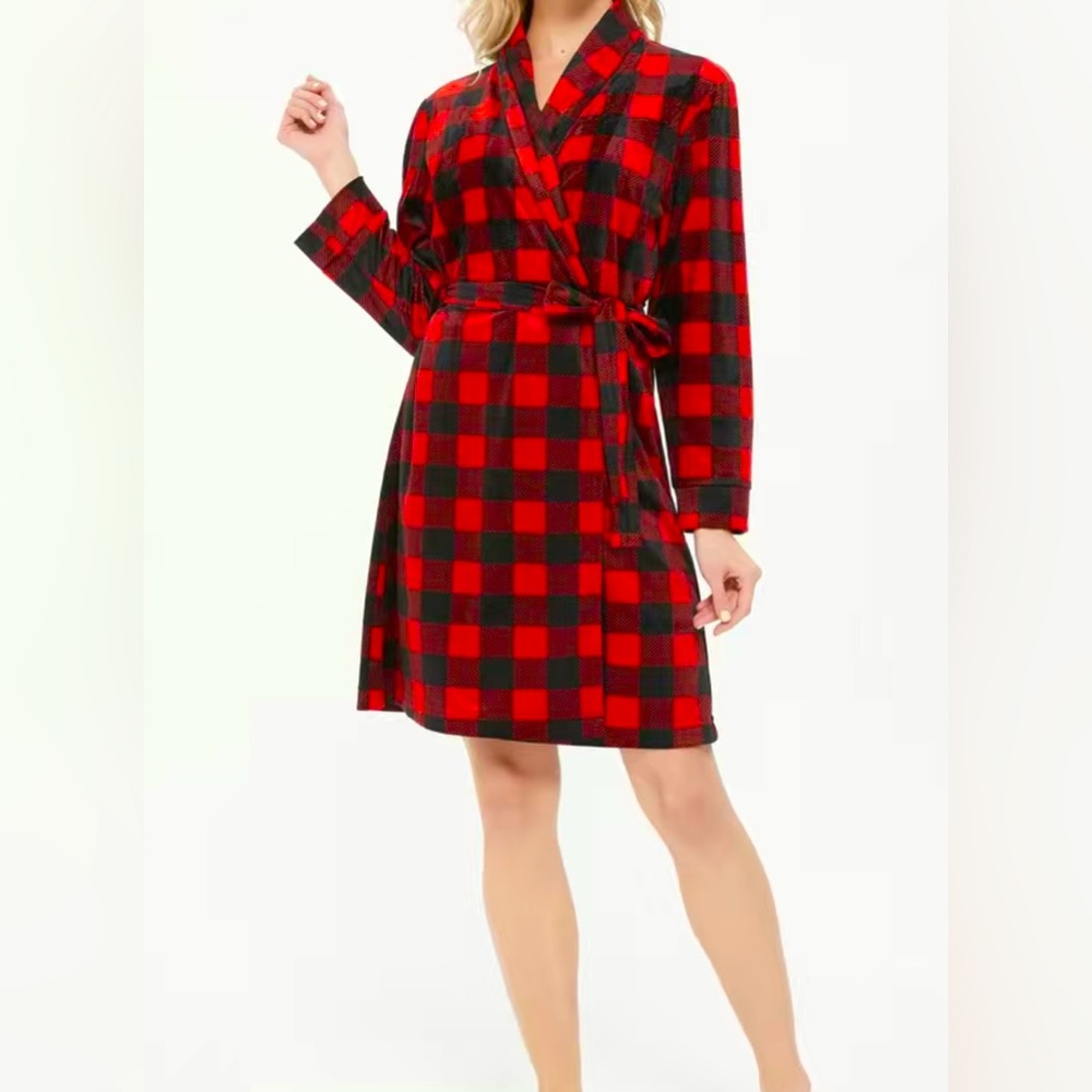 Red and black plaid robe. Long sleeve. Brand new. Soft and warm. Great gift.❤️🖤